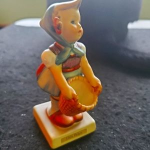 Hummel Little Helper